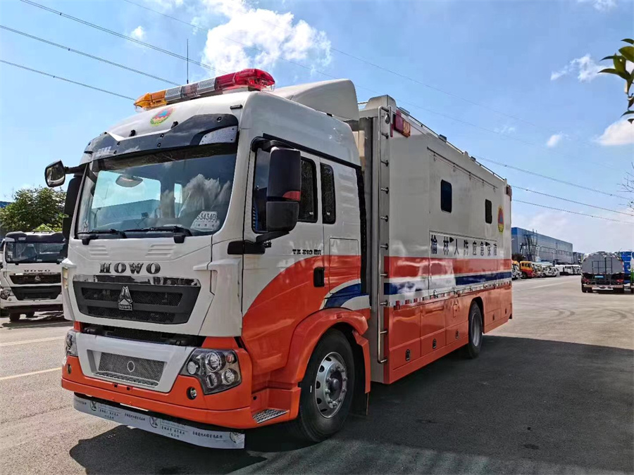 重汽豪沃300人餐車 重汽豪沃300人餐車