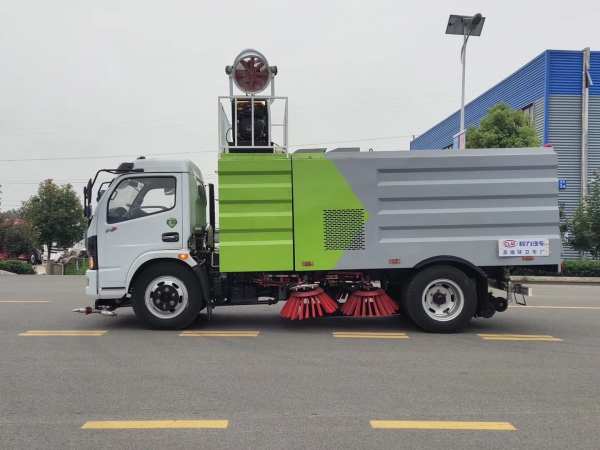 東風多利卡7.5方掃路車帶噴霧降塵 東風多利卡7.5方掃路車帶噴霧降塵