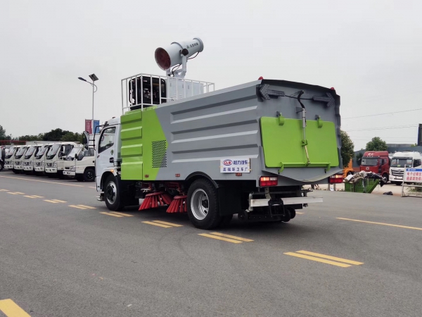 東風多利卡7.5方掃路車帶噴霧降塵 東風多利卡7.5方掃路車帶噴霧降塵