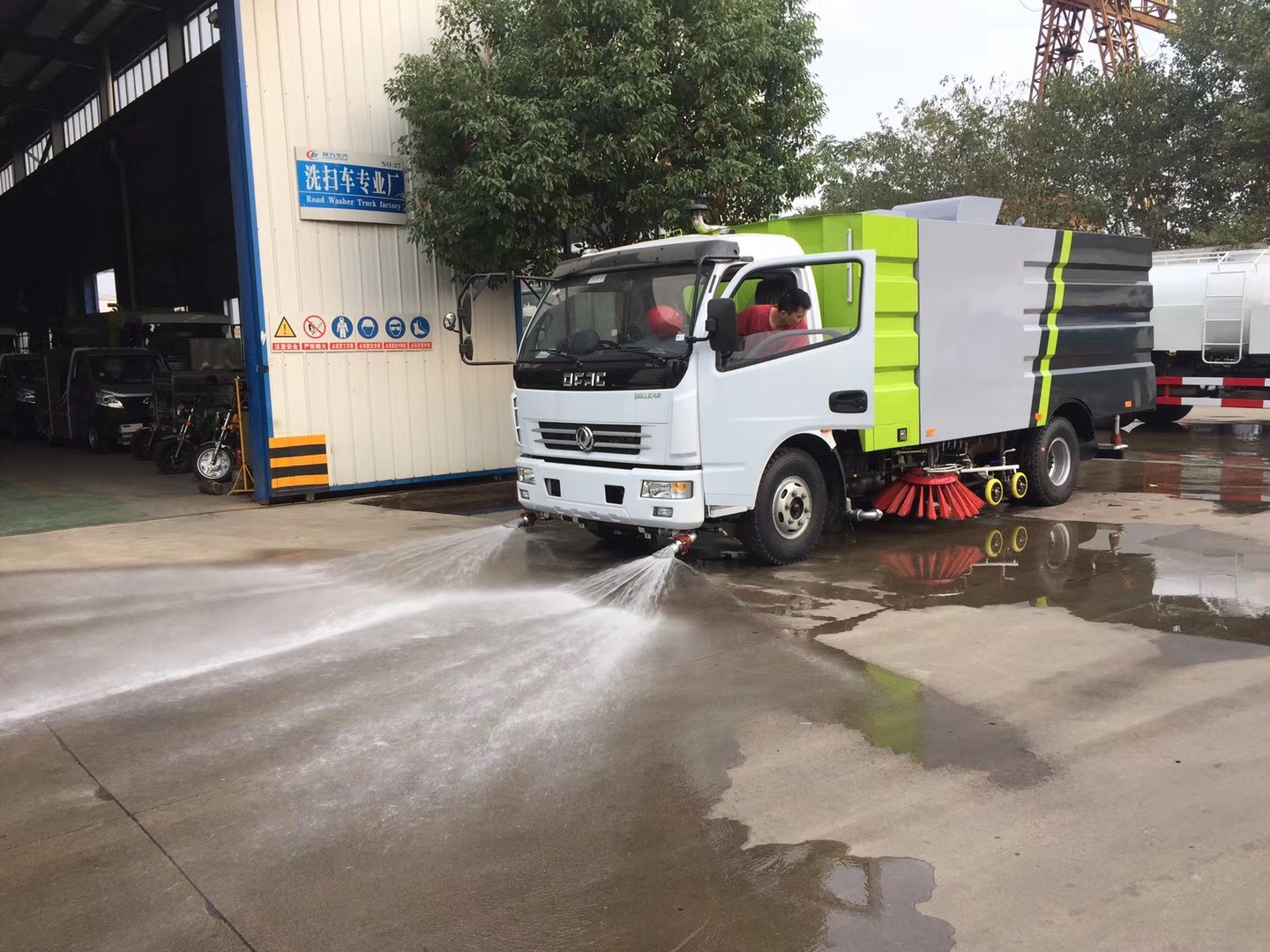 東風(fēng)大多利卡洗掃車4方塵箱.5方水箱 東風(fēng)大多利卡洗掃車4方塵箱.5方水箱