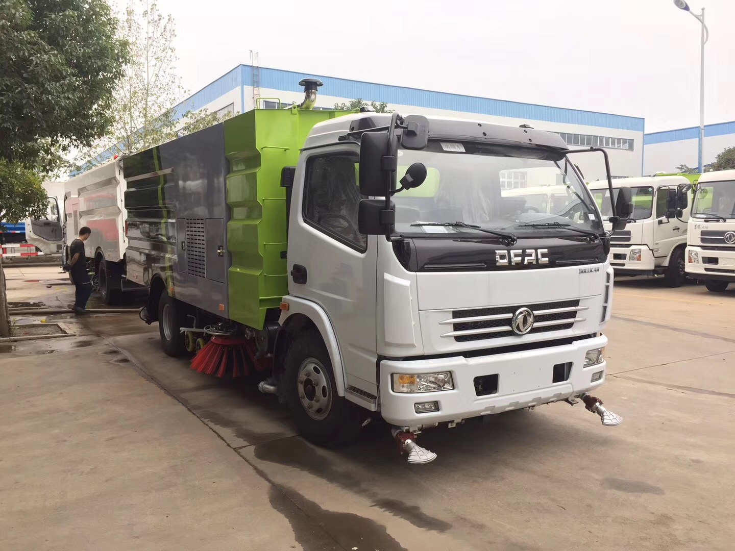 東風(fēng)大多利卡洗掃車4方塵箱.5方水箱 東風(fēng)大多利卡洗掃車4方塵箱.5方水箱