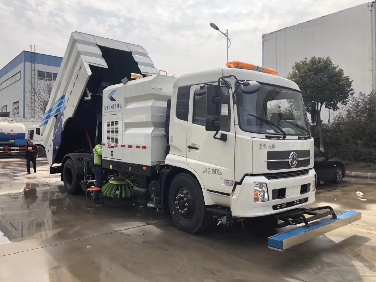 東風天錦洗掃車7方塵箱/8.5方水箱 東風天錦洗掃車7方塵箱/8.5方水箱