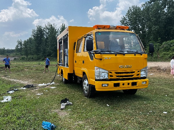 五十鈴雙排座排水車（1000立方）